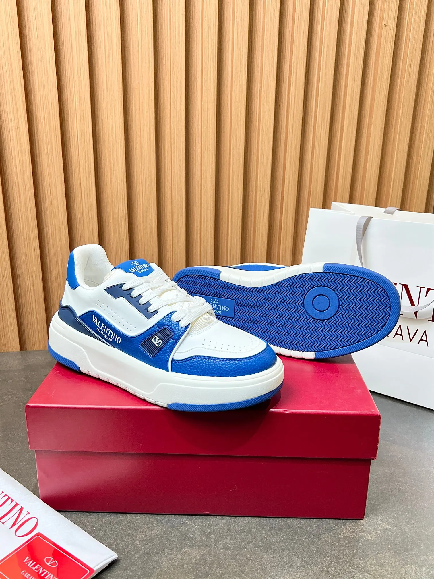 👟👟Ex-factory price 680👟👟 𝑽𝒂𝒍𝒆𝒏𝒕𝒊𝒏𝒐Valentino 𝑶𝒏𝒆𝑺𝒕𝒖𝒅 Couple's sneaker series Valentino 2025 latest couple's sneakers same style for celebrities Hot sale. The original ZP was purchased and dismantled. Repeated printing and modification. Trying to restore the original version 1:1! Top luxury masterpiece, soft and comfortable, combining fashion and leisure, bringing excellent and elegant texture and excellent on-foot comfort. Top purchasing version upper: imported calfskin surface/original oil edge craftsmanship. Lining: water-dyed cowhide lining. Outsole: original development 𝐓𝐏𝐔 two-color combination outsole. Packaging: original configuration complete package. Code number: 34-44